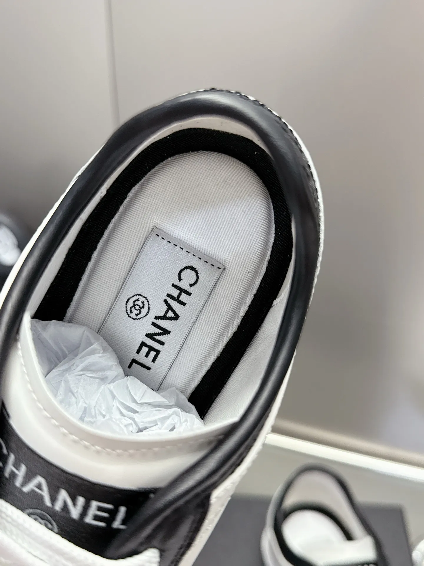 👟👟Ex-factory price 500👟👟 (size 35-40) Chanel 25p panda sneakers! It’s really out of the spotlight recently, and there’s a reason why it’s so popular! The upper is made of first-layer calfskin, with a sheepskin lining, which is breathable and comfortable. It has a full whitening effect and can easily show off your slender legs when paired with any style of clothes. Whoever wears it will look better~ The comfort level is simply amazing. Beauty and comfort coexist, and they are extremely versatile. Wearing it can easily walk ten or twenty thousand steps without any pressure, and it feels light and breathable. The classic black and white color scheme is really the best for spring and summer wear! No matter what kind of clothes you wear in daily life, you can never go wrong. You can mix and match them beautifully and look very delicate and stylish. People with wide feet don’t have to worry about making their feet look fat. Wearing it will make your feet look better. I really love this pair of shoes. Come and get a pair to make your steps more comfortable and fashionable!